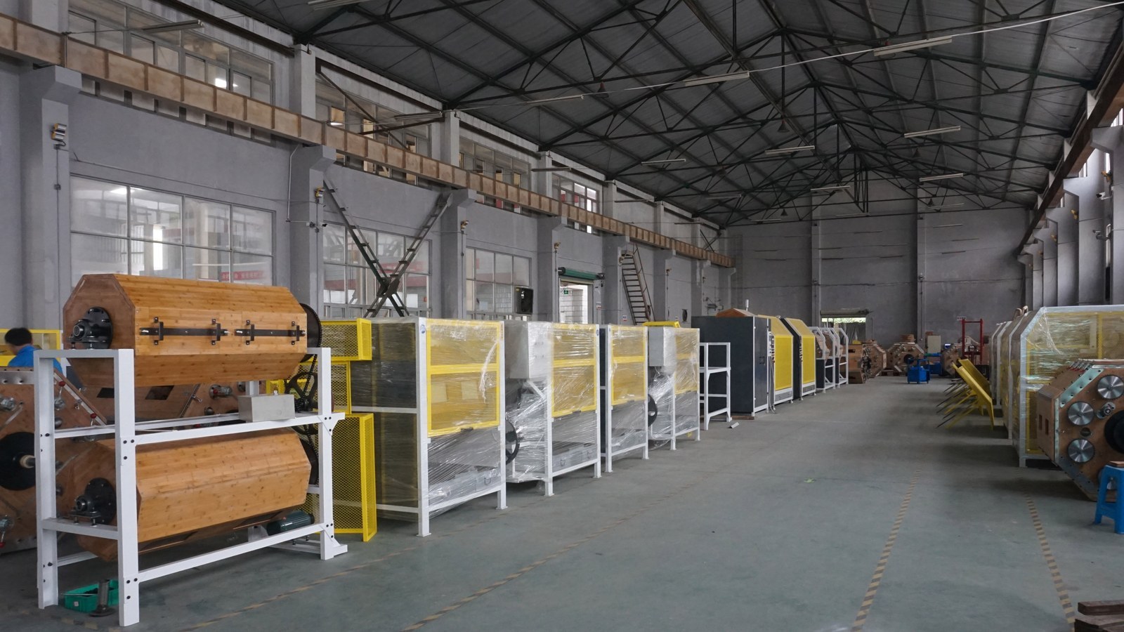 The barrel line in the Jintaijin workshop: the machines are built and tested on the workshop floor